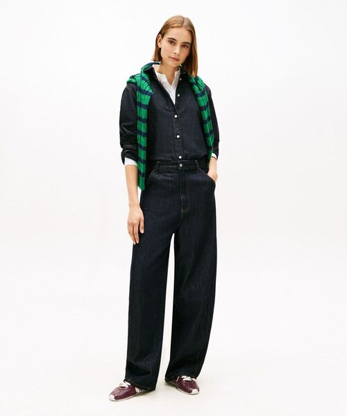 TOMMY HILFIGER(トミーヒルフィガー)の「ピュアデニムロングスリーブリラックスシャツ(シャツ/ブラウス・レディース・インディゴブルー・32inch/34inch/36inch)」の3枚目の写真