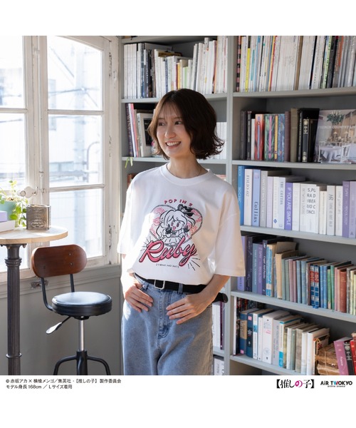 AIR TWOKYO(エアトゥーキョー)の「TVアニメ『【推しの子】』第2弾 モノトーンシーンイラストTシャツ 3(ルビー)ホワイト(Tシャツ/カットソー・レディース・ホワイト・SMALL/XX-LARGE/X-LARGE/LARGE/MEDIUM)」の1枚目の写真