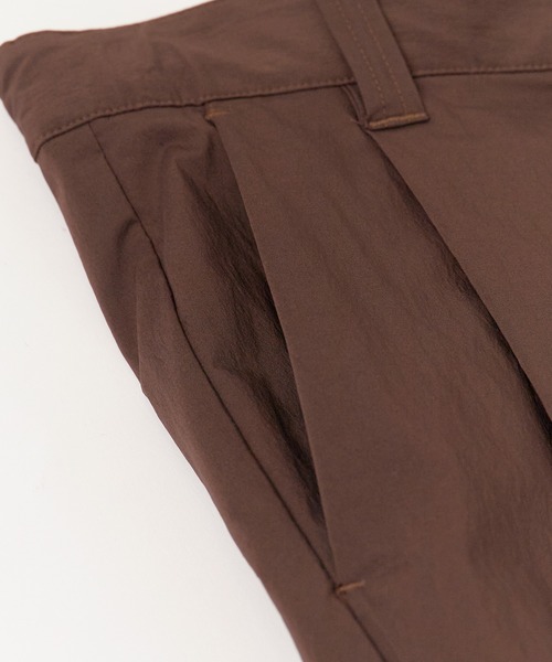WHITE MOUNTAINEERING(ホワイトマウンテニアリング)の「White Mountaineering/ホワイトマウンテニアリング × Dickies/ディッキーズ WM×Dickies 2 TUCK PANTS ブランドタグ フロントフライ 2タックパンツ 2026年 夏 夏服 秋服(チノパンツ・メンズ・ブラウン/ブラック・3/2/1)」の4枚目の写真