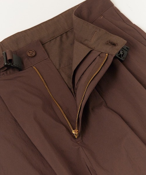 WHITE MOUNTAINEERING(ホワイトマウンテニアリング)の「White Mountaineering/ホワイトマウンテニアリング × Dickies/ディッキーズ WM×Dickies 2 TUCK PANTS ブランドタグ フロントフライ 2タックパンツ 2026年 夏 夏服 秋服(チノパンツ・メンズ・ブラウン/ブラック・3/2/1)」の6枚目の写真