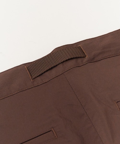 WHITE MOUNTAINEERING(ホワイトマウンテニアリング)の「White Mountaineering/ホワイトマウンテニアリング × Dickies/ディッキーズ WM×Dickies 2 TUCK PANTS ブランドタグ フロントフライ 2タックパンツ 2026年 夏 夏服 秋服(チノパンツ・メンズ・ブラウン/ブラック・3/2/1)」の7枚目の写真