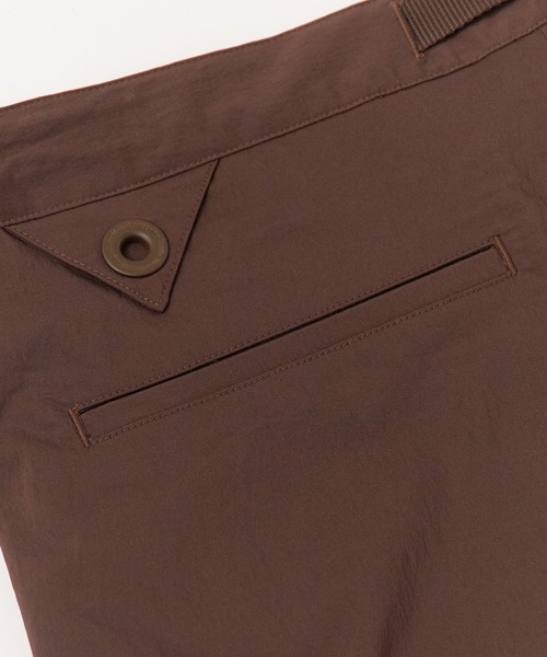 WHITE MOUNTAINEERING(ホワイトマウンテニアリング)の「White Mountaineering/ホワイトマウンテニアリング × Dickies/ディッキーズ WM×Dickies 2 TUCK PANTS ブランドタグ フロントフライ 2タックパンツ 2026年 夏 夏服 秋服(チノパンツ・メンズ・ブラウン/ブラック・3/2/1)」の8枚目の写真