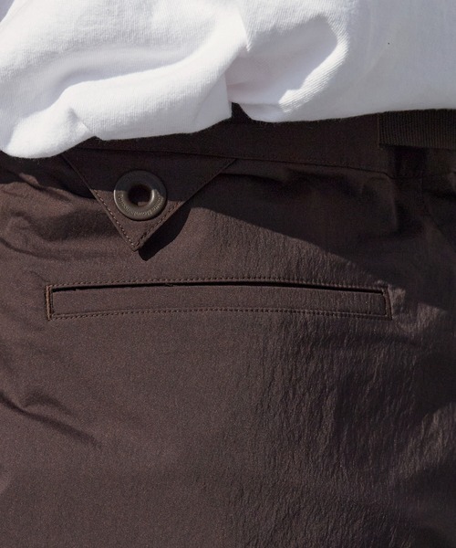 WHITE MOUNTAINEERING(ホワイトマウンテニアリング)の「White Mountaineering/ホワイトマウンテニアリング × Dickies/ディッキーズ WM×Dickies 2 TUCK PANTS ブランドタグ フロントフライ 2タックパンツ 2026年 夏 夏服 秋服(チノパンツ・メンズ・ブラウン/ブラック・3/2/1)」の21枚目の写真