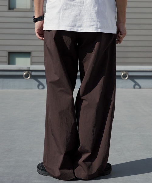 WHITE MOUNTAINEERING(ホワイトマウンテニアリング)の「White Mountaineering/ホワイトマウンテニアリング × Dickies/ディッキーズ WM×Dickies 2 TUCK PANTS ブランドタグ フロントフライ 2タックパンツ 2026年 夏 夏服 秋服(チノパンツ・メンズ・ブラウン/ブラック・3/2/1)」の20枚目の写真