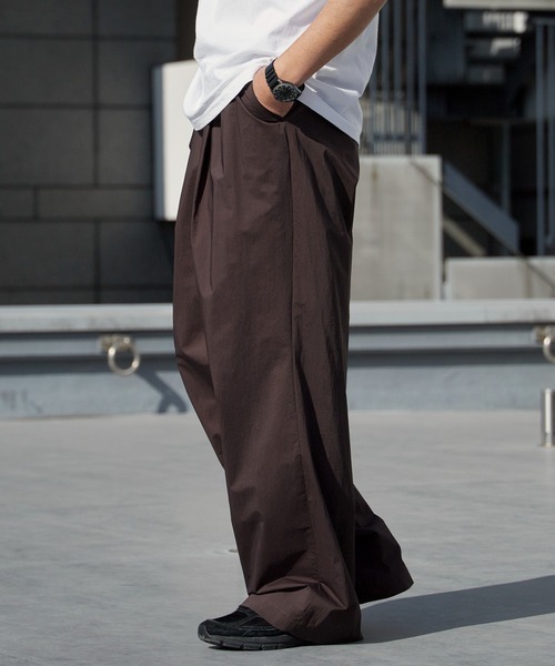 WHITE MOUNTAINEERING(ホワイトマウンテニアリング)の「White Mountaineering/ホワイトマウンテニアリング × Dickies/ディッキーズ WM×Dickies 2 TUCK PANTS ブランドタグ フロントフライ 2タックパンツ 2026年 夏 夏服 秋服(チノパンツ・メンズ・ブラウン/ブラック・3/2/1)」の12枚目の写真