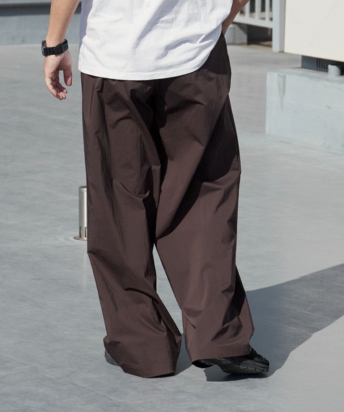 WHITE MOUNTAINEERING(ホワイトマウンテニアリング)の「White Mountaineering/ホワイトマウンテニアリング × Dickies/ディッキーズ WM×Dickies 2 TUCK PANTS ブランドタグ フロントフライ 2タックパンツ 2026年 夏 夏服 秋服(チノパンツ・メンズ・ブラウン/ブラック・3/2/1)」の14枚目の写真