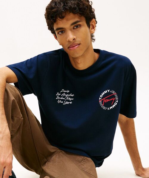 tommy jeans(トミー ジーンズ)の「サインサークルリラックスショートスリーブTシャツ(Tシャツ/カットソー・メンズ・ホワイト/グリーン/マルチ/グレー・LARGE/X-LARGE/MEDIUM/X-SMALL/SMALL)」の5枚目の写真