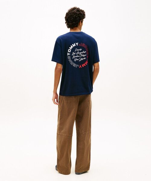 tommy jeans(トミー ジーンズ)の「サインサークルリラックスショートスリーブTシャツ(Tシャツ/カットソー・メンズ・ホワイト/グリーン/マルチ/グレー・LARGE/X-LARGE/MEDIUM/X-SMALL/SMALL)」の7枚目の写真