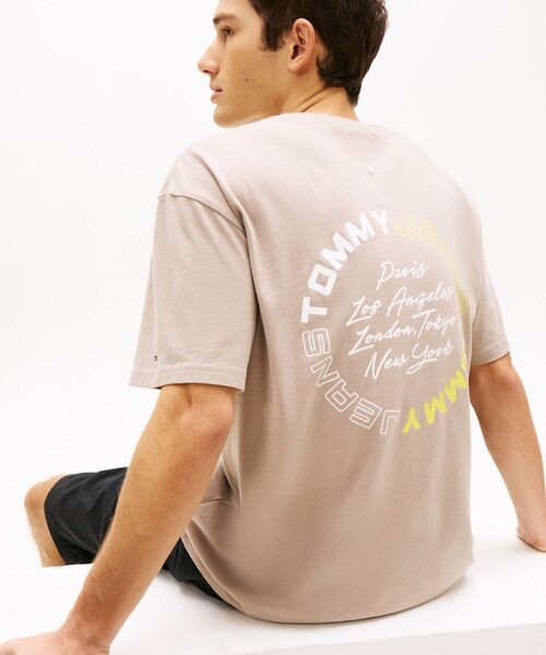 tommy jeans(トミー ジーンズ)の「サインサークルリラックスショートスリーブTシャツ(Tシャツ/カットソー・メンズ・ホワイト/グリーン/マルチ/グレー・LARGE/X-LARGE/MEDIUM/X-SMALL/SMALL)」の15枚目の写真