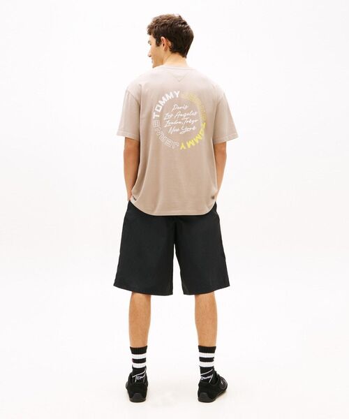 tommy jeans(トミー ジーンズ)の「サインサークルリラックスショートスリーブTシャツ(Tシャツ/カットソー・メンズ・ホワイト/グリーン/マルチ/グレー・LARGE/X-LARGE/MEDIUM/X-SMALL/SMALL)」の17枚目の写真