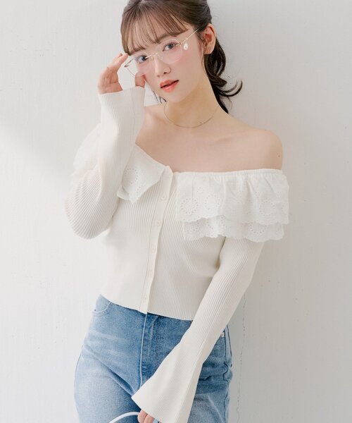 Chico(チコ)の「【SALON by Chico】前後2wayダブルレースフリルオフショルニット(ニット/セーター・レディース・ブラック/アイボリー/グレー・FREE)」の2枚目の写真