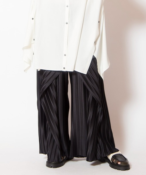 OSMOSIS（オズモーシス）の「ランダムプリーツカスケードパンツ（その他パンツ・レディース・チャコール/グリーン/ブラック/アイボリー・ONE SIZE）」の3枚目の写真