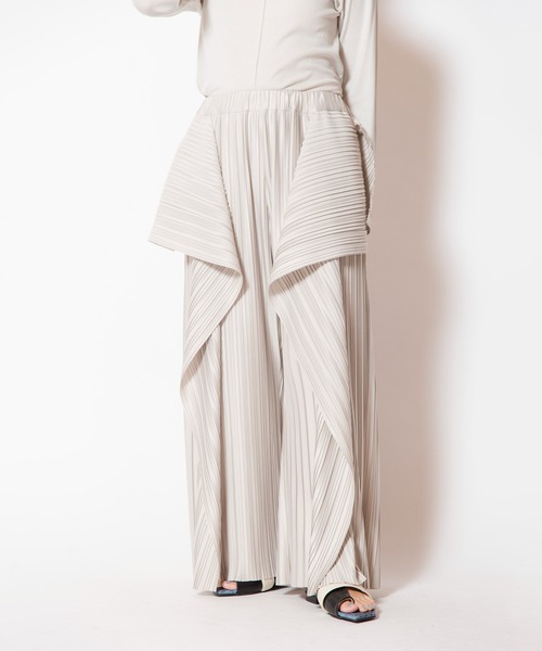 OSMOSIS（オズモーシス）の「ランダムプリーツカスケードパンツ（その他パンツ・レディース・チャコール/グリーン/ブラック/アイボリー・ONE SIZE）」の5枚目の写真