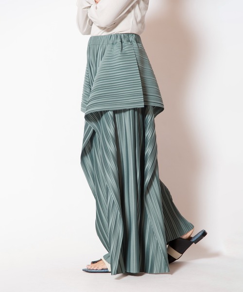 OSMOSIS（オズモーシス）の「ランダムプリーツカスケードパンツ（その他パンツ・レディース・チャコール/グリーン/ブラック/アイボリー・ONE SIZE）」の7枚目の写真