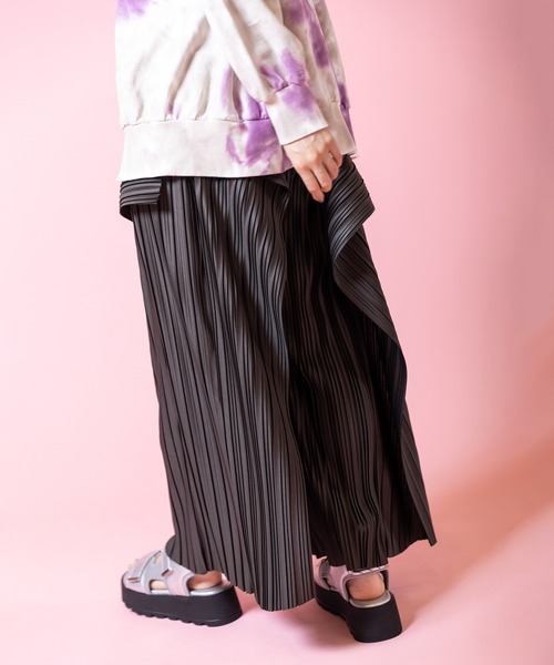 OSMOSIS（オズモーシス）の「ランダムプリーツカスケードパンツ（その他パンツ・レディース・チャコール/グリーン/ブラック/アイボリー・ONE SIZE）」の15枚目の写真