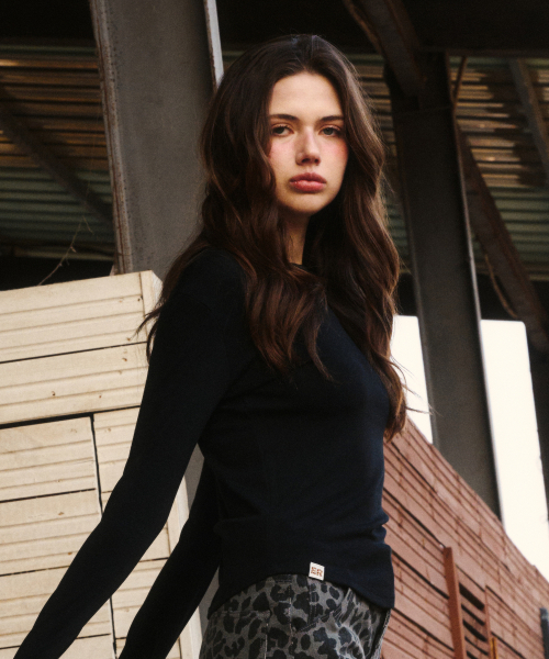 ERER（エルエル）の「Logo Label long-sleeved T-shirt Black（Tシャツ/カットソー・レディース・ブラック・F）」の2枚目の写真