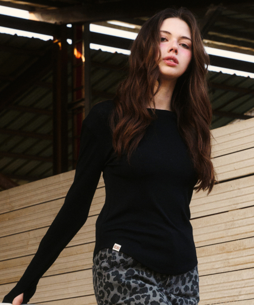 ERER（エルエル）の「Logo Label long-sleeved T-shirt Black（Tシャツ/カットソー・レディース・ブラック・F）」の4枚目の写真