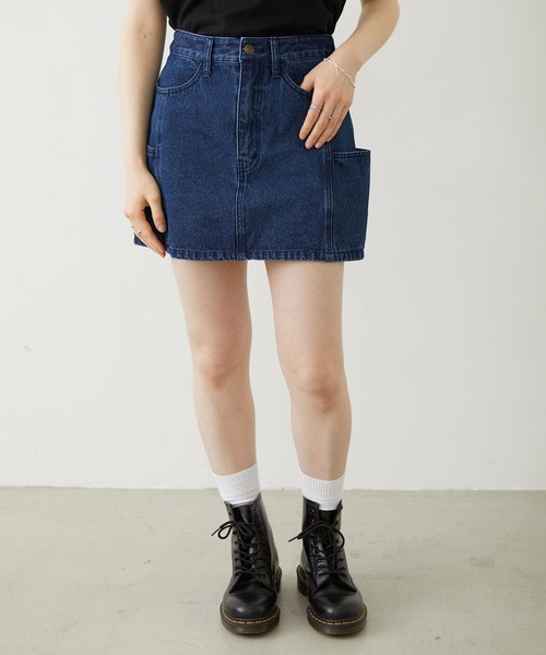 MILKFED.（ミルクフェド）の「PANELED POCKET DENIM MINI SKIRT（デニムスカート・レディース・ライトインディゴブルー/ライトブルー/ブラック・S/M）」の3枚目の写真