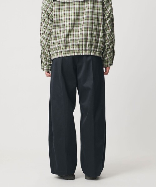KHOKI(コッキ)の「<KHOKI for UNITED ARROWS & SONS> TUCK PANTS/パンツ(チノパンツ・メンズ・ホワイト/ネイビー・1/2/0/3)」の4枚目の写真