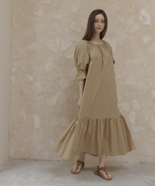 TINABLOSSOM(ティナ ブロッサム)の「ローリングベージュドレス(ワンピース・レディース・その他・SHORT/LONG)」の1枚目の写真