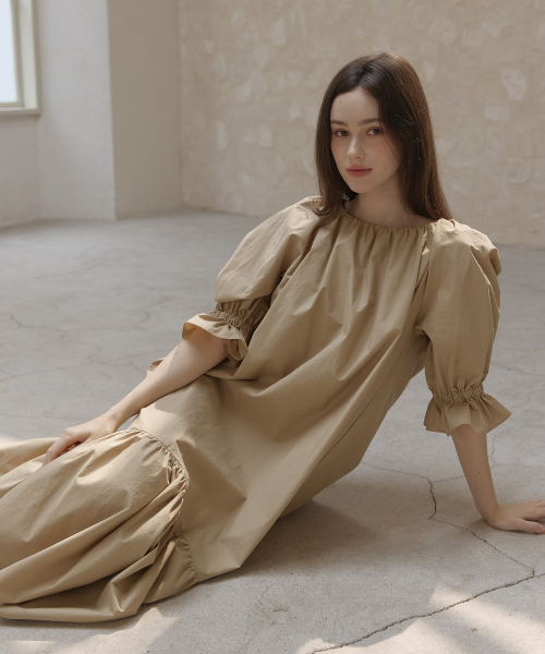 TINABLOSSOM(ティナ ブロッサム)の「ローリングベージュドレス(ワンピース・レディース・その他・SHORT/LONG)」の2枚目の写真