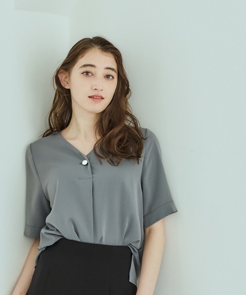 12Twelve Agenda（トゥエルブ　アジェンダ）の「ニュアンス釦Vネック5分袖ブラウス（シャツ/ブラウス・レディース・ベージュ/オフホワイト/チャコールグレー・M）」の13枚目の写真