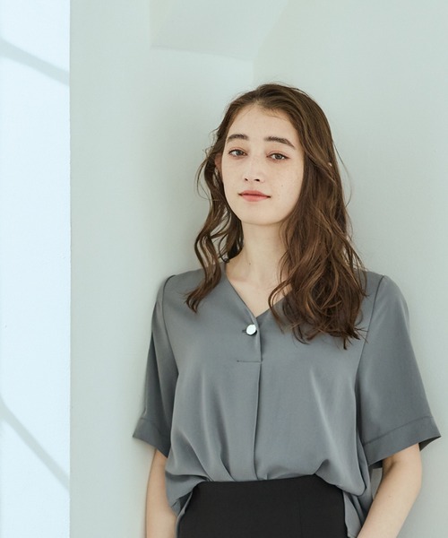 12Twelve Agenda（トゥエルブ　アジェンダ）の「ニュアンス釦Vネック5分袖ブラウス（シャツ/ブラウス・レディース・ベージュ/オフホワイト/チャコールグレー・M）」の14枚目の写真