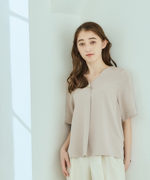 12Twelve Agenda（トゥエルブ　アジェンダ）の「ニュアンス釦Vネック5分袖ブラウス（シャツ/ブラウス・レディース・ベージュ/オフホワイト/チャコールグレー・M）」の22枚目の写真