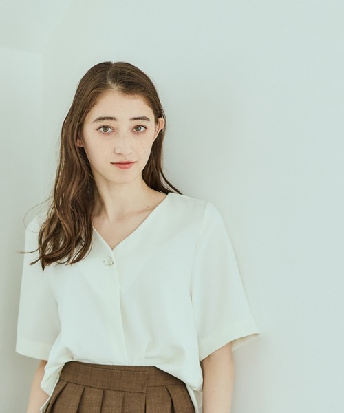 12Twelve Agenda（トゥエルブ　アジェンダ）の「ニュアンス釦Vネック5分袖ブラウス（シャツ/ブラウス・レディース・ベージュ/オフホワイト/チャコールグレー・M）」の5枚目の写真