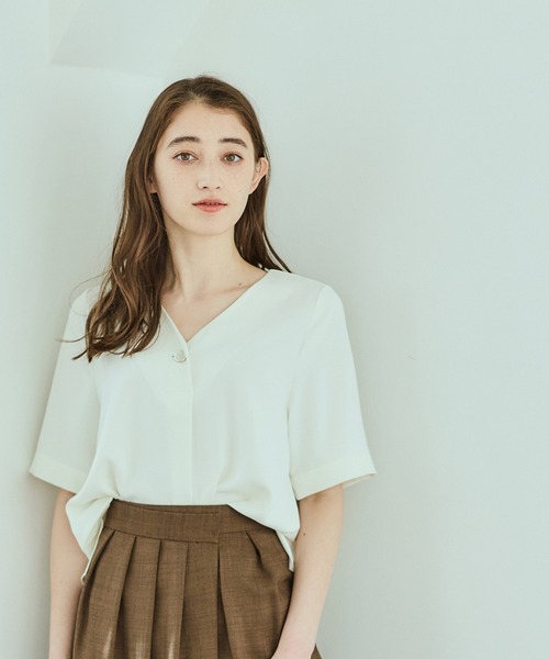 12Twelve Agenda（トゥエルブ　アジェンダ）の「ニュアンス釦Vネック5分袖ブラウス（シャツ/ブラウス・レディース・ベージュ/オフホワイト/チャコールグレー・M）」の6枚目の写真