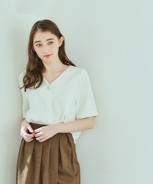 12Twelve Agenda（トゥエルブ　アジェンダ）の「ニュアンス釦Vネック5分袖ブラウス（シャツ/ブラウス・レディース・ベージュ/オフホワイト/チャコールグレー・M）」の7枚目の写真
