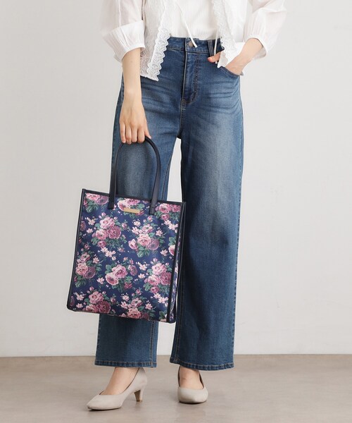 LAURA ASHLEY（ローラアシュレイ）の「エレンボロー ローズ柄 スクエアトートバッグ（トートバッグ・レディース・ブルー系5/ターコイズブルー系9/ピンク系その他・00）」の6枚目の写真