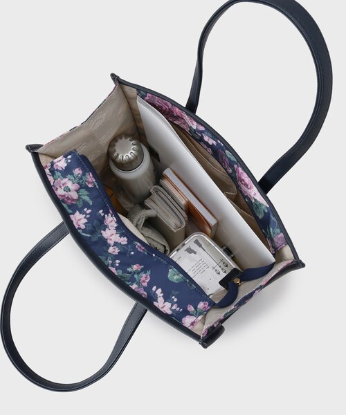 LAURA ASHLEY（ローラアシュレイ）の「エレンボロー ローズ柄 スクエアトートバッグ（トートバッグ・レディース・ブルー系5/ターコイズブルー系9/ピンク系その他・00）」の19枚目の写真