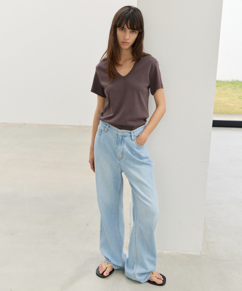 LEVAR（レバー）の「All-day Cotton V-neck T-shirt - Espresso Brown（Tシャツ/カットソー・レディース・その他・SMALL/MEDIUM）」の2枚目の写真