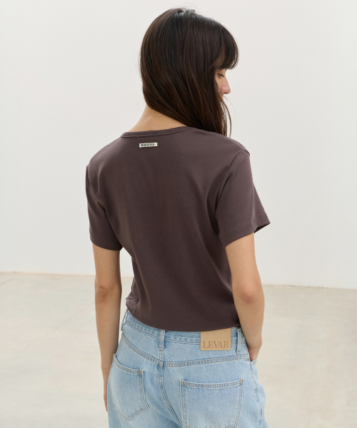 LEVAR（レバー）の「All-day Cotton V-neck T-shirt - Espresso Brown（Tシャツ/カットソー・レディース・その他・SMALL/MEDIUM）」の3枚目の写真