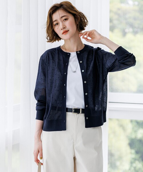 23区(ニジュウサンク)の「シアードット クルーネック カーディガン(ニット/セーター・レディース・ブラック系/ネイビー系/ライトグレー系/ダークブラウン系・38)」の4枚目の写真