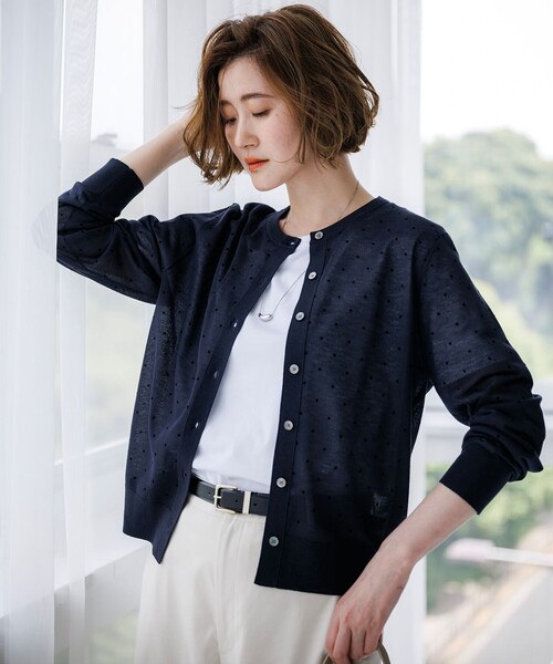 23区(ニジュウサンク)の「シアードット クルーネック カーディガン(ニット/セーター・レディース・ブラック系/ネイビー系/ライトグレー系/ダークブラウン系・38)」の16枚目の写真