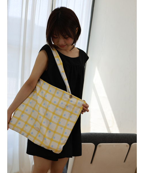 MUWM（ムウム）の「フリップスリーブリバーシブルショルダーバッグ (イエローシャーベット)（ショルダーバッグ・レディース・Yellow・FREE）」の2枚目の写真