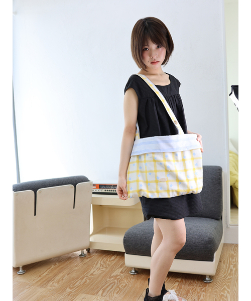 MUWM（ムウム）の「フリップスリーブリバーシブルショルダーバッグ (イエローシャーベット)（ショルダーバッグ・レディース・Yellow・FREE）」の6枚目の写真