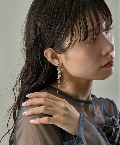 Kana(カナ)の「フラワーメタルボリュームパールロングイヤリング パーティー 結婚式 お呼ばれ オケージョン(イヤリング・レディース・シルバー/ゴールド・フリー)」の4枚目の写真
