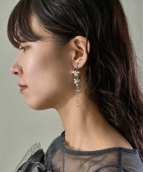 Kana(カナ)の「フラワーメタルボリュームパールロングイヤリング パーティー 結婚式 お呼ばれ オケージョン(イヤリング・レディース・シルバー/ゴールド・フリー)」の3枚目の写真