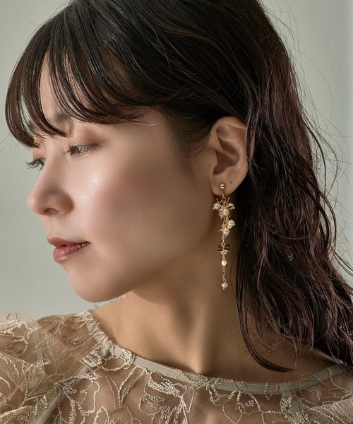 Kana(カナ)の「フラワーメタルボリュームパールロングイヤリング パーティー 結婚式 お呼ばれ オケージョン(イヤリング・レディース・シルバー/ゴールド・フリー)」の5枚目の写真