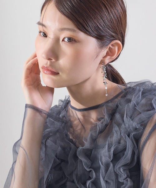 Kana(カナ)の「フラワーメタルボリュームパールロングイヤリング パーティー 結婚式 お呼ばれ オケージョン(イヤリング・レディース・シルバー/ゴールド・フリー)」の8枚目の写真
