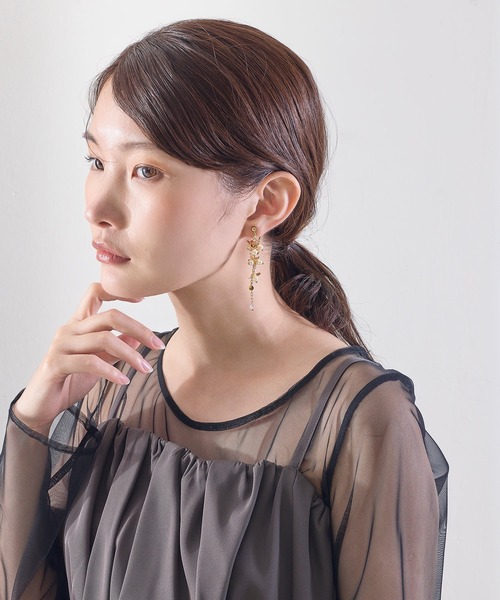 Kana(カナ)の「フラワーメタルボリュームパールロングイヤリング パーティー 結婚式 お呼ばれ オケージョン(イヤリング・レディース・シルバー/ゴールド・フリー)」の12枚目の写真