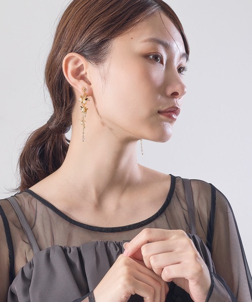 Kana(カナ)の「フラワーメタルボリュームパールロングイヤリング パーティー 結婚式 お呼ばれ オケージョン(イヤリング・レディース・シルバー/ゴールド・フリー)」の14枚目の写真