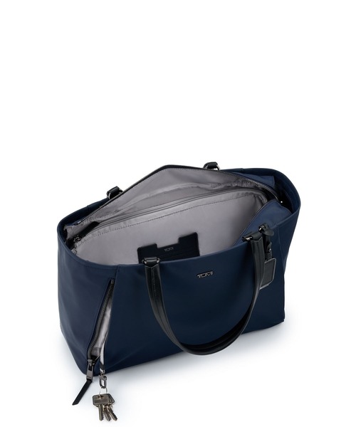 TUMI(トゥミ)の「【オンライン限定】VOYAGEUR 「ヴァレッタ」ミディアム・トート(A4/PC13インチまで対応)(トートバッグ・レディース・ダークネイビー・FREE)」の2枚目の写真