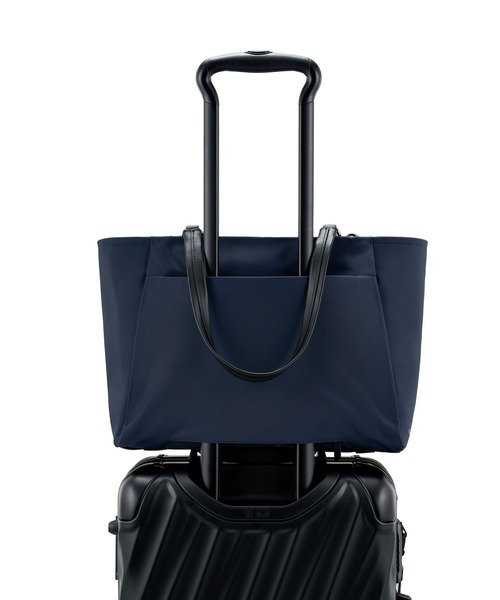 TUMI(トゥミ)の「【オンライン限定】VOYAGEUR 「ヴァレッタ」ミディアム・トート(A4/PC13インチまで対応)(トートバッグ・レディース・ダークネイビー・FREE)」の4枚目の写真