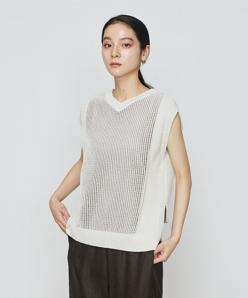 Gabardine K.T（ギャバジンケーティー）の「〔 +サイズ 〕 【2WAY】和紙×peフリーゼヤーン スクエアメッシュベスト（ニット/セーター・レディース・オフホワイト/グレー・13号）」の5枚目の写真