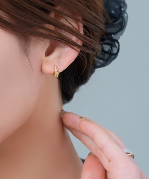 Cream dot.(クリームドット)の「【金属アレルギー対応】パヴェビジューが煌くミニキャッチレスフープピアス(ピアス(両耳用)・レディース・シルバー/ピンクゴールド/シルバー系/ゴールド系/ゴールド・ONE SIZE)」の6枚目の写真