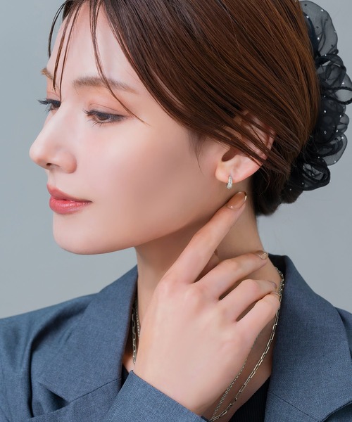 Cream dot.(クリームドット)の「【金属アレルギー対応】パヴェビジューが煌くミニキャッチレスフープピアス(ピアス(両耳用)・レディース・シルバー/ピンクゴールド/シルバー系/ゴールド系/ゴールド・ONE SIZE)」の7枚目の写真